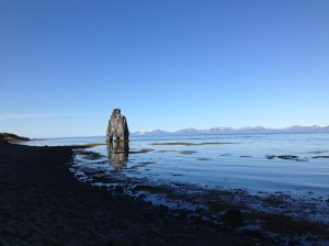 Hvítserkur er fallegur brimsorfinn klettur sem rís í flæðarmálinu