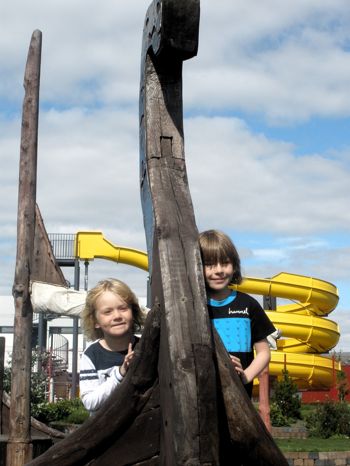 Við víkingaskipið á Hrafnagili