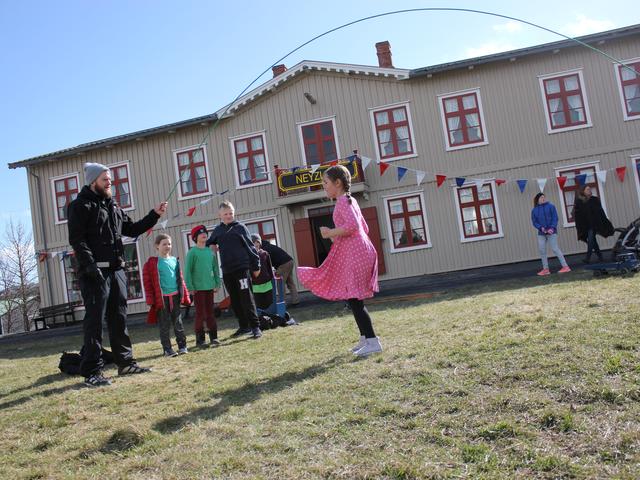 img_104149087352502_large